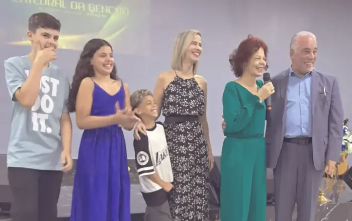 Famíla do apóstolo reunida no culto de ação de graças